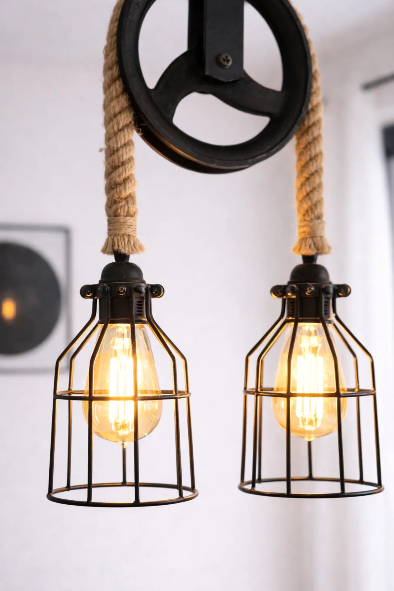 Detail van metalen katrol en robuust touw van dubbele katrol touwlamp
