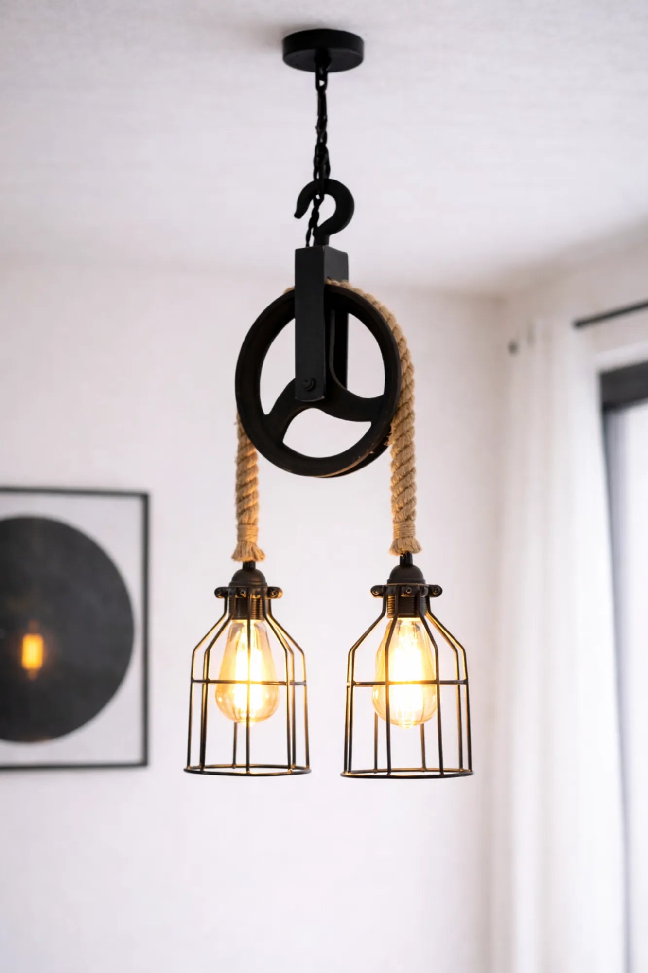schuinaanzicht van dubbele katrol touwlamp met twee kooilampen en touwdetails