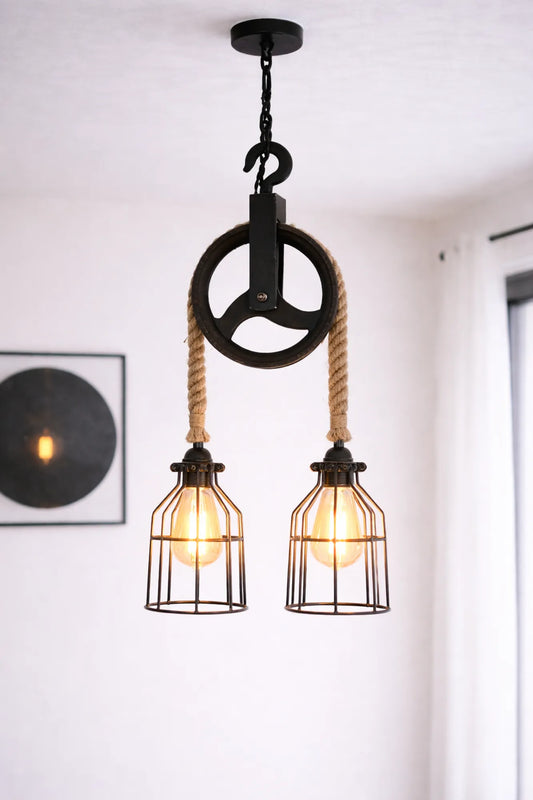 Dubbele katrol touwlamp met zwarte kooilampen en warm licht in lichte interieursetting