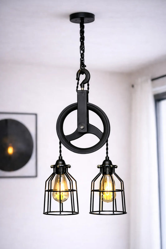 Industriële hanglamp met zwarte metalen katrol, ketting en twee kooilampen met filament lichtbron