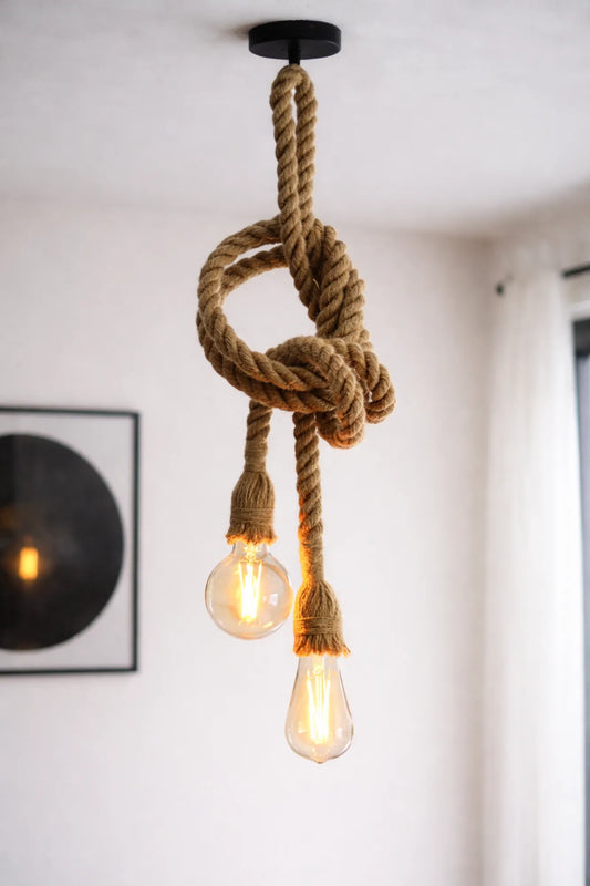 Handgemaakte jute touwlamp met warme verlichting voor een industrieel interieur