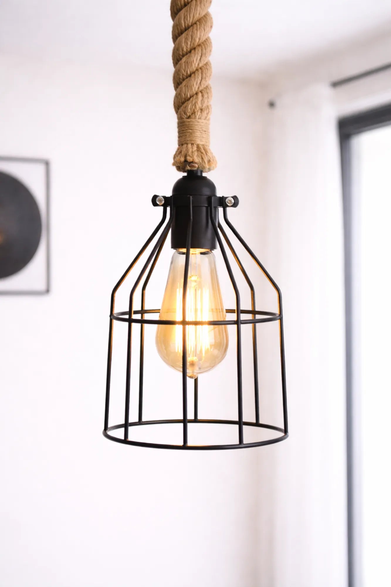 Detail van industriële touwlamp met metalen kooi, 30 mm jute touw en warme filamentlamp