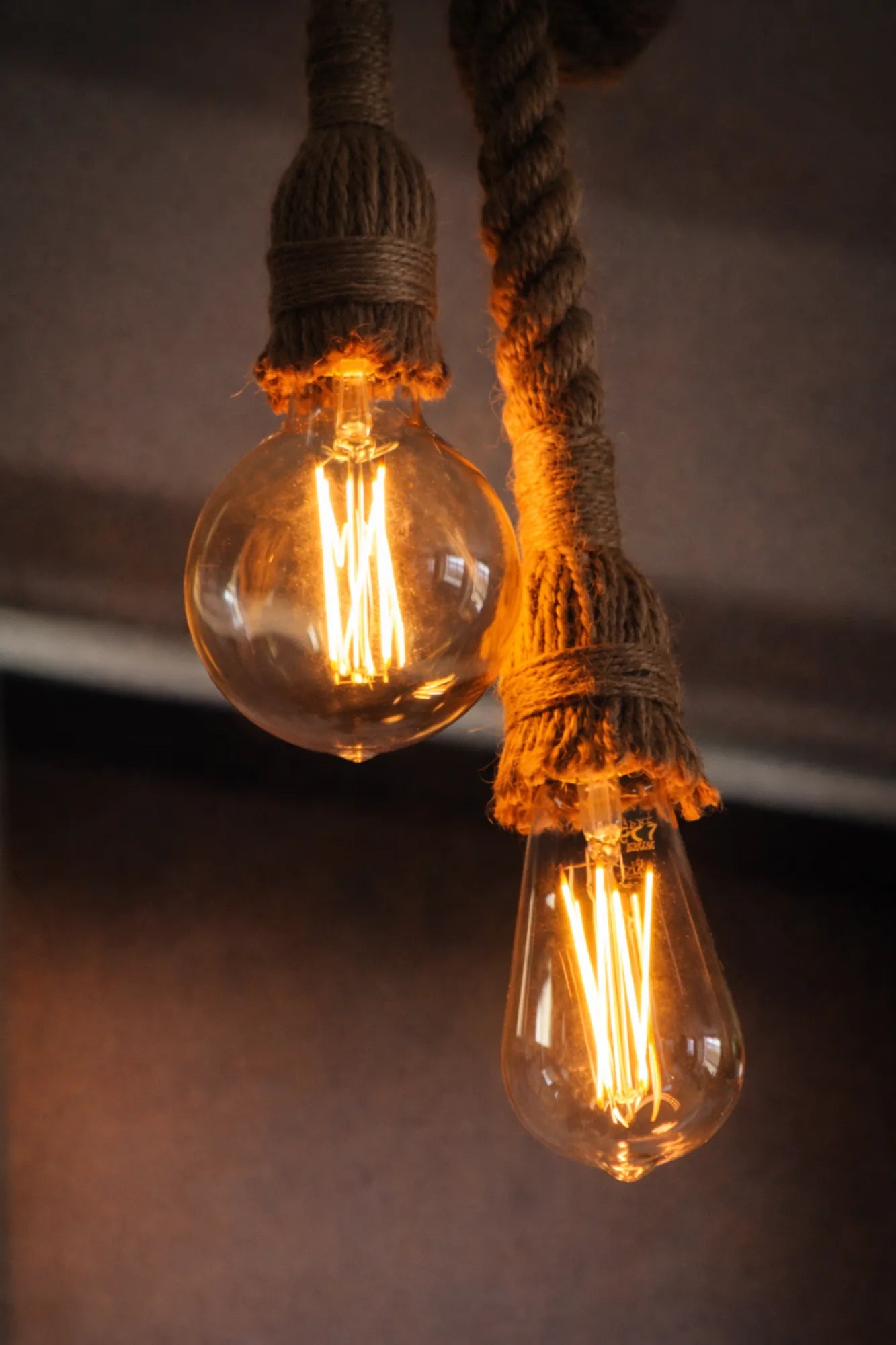 Detail van handgemaakte jute touwlamp met warm filamentlicht