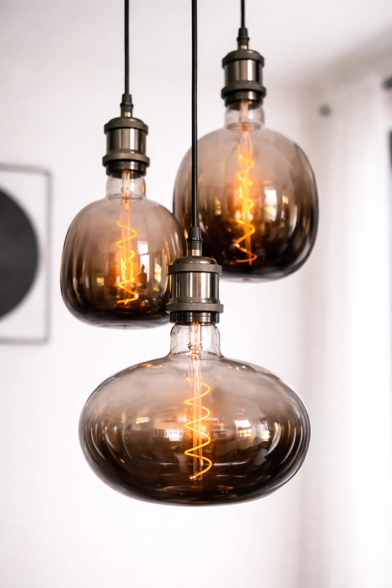 Detail van de Moonstone hanglamp met rookglazen lichtbollen en zichtbare warme filament lichtbronnen.