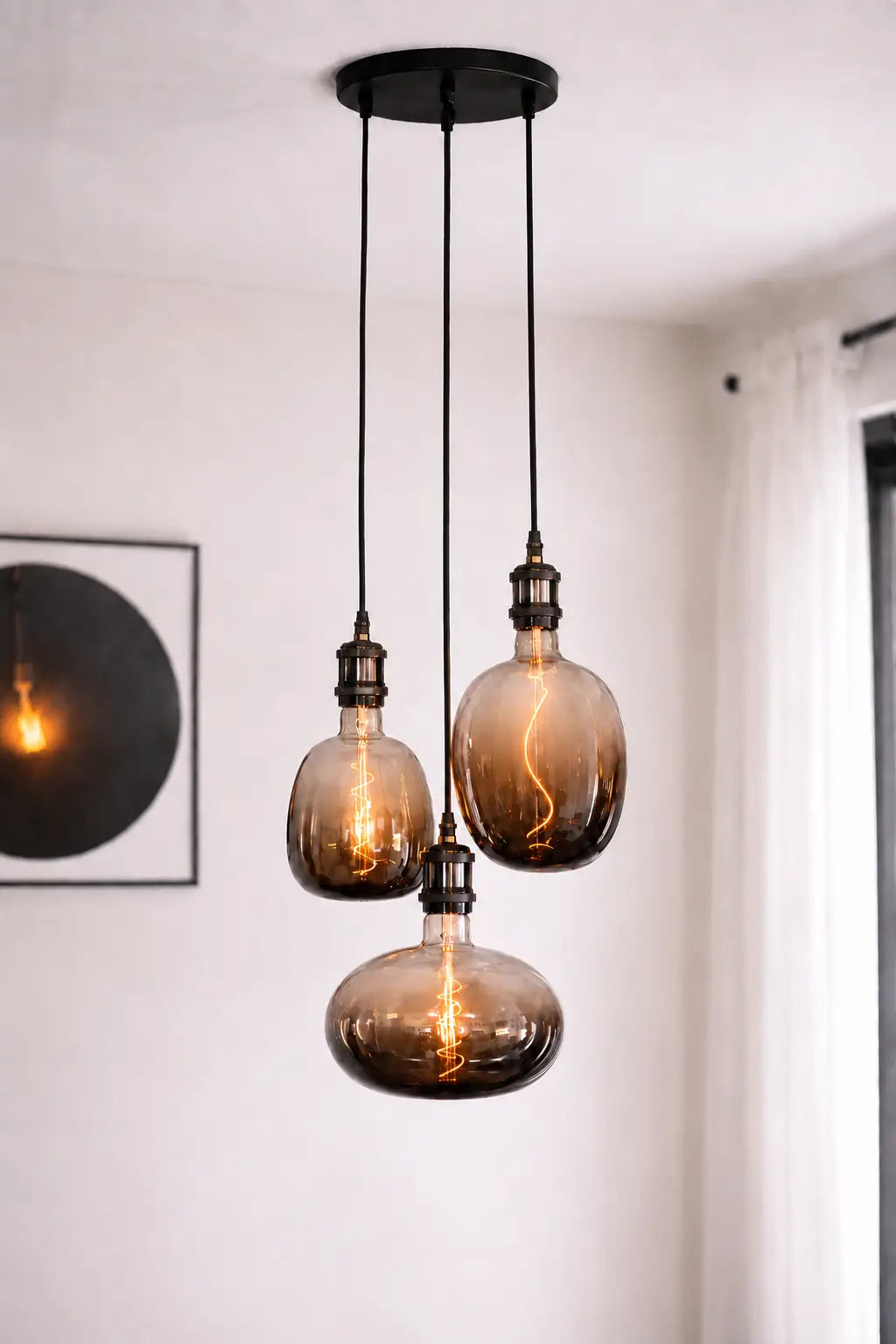 Moonstone industriële hanglamp met drie rookglazen LED-bollen en warme spiraalvormige filamenten.