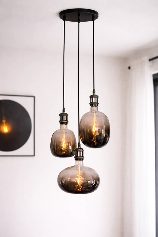 Moonstone industriële hanglamp met drie rookglazen lichtbollen en zwarte plafondplaat, vrijstaand productbeeld.