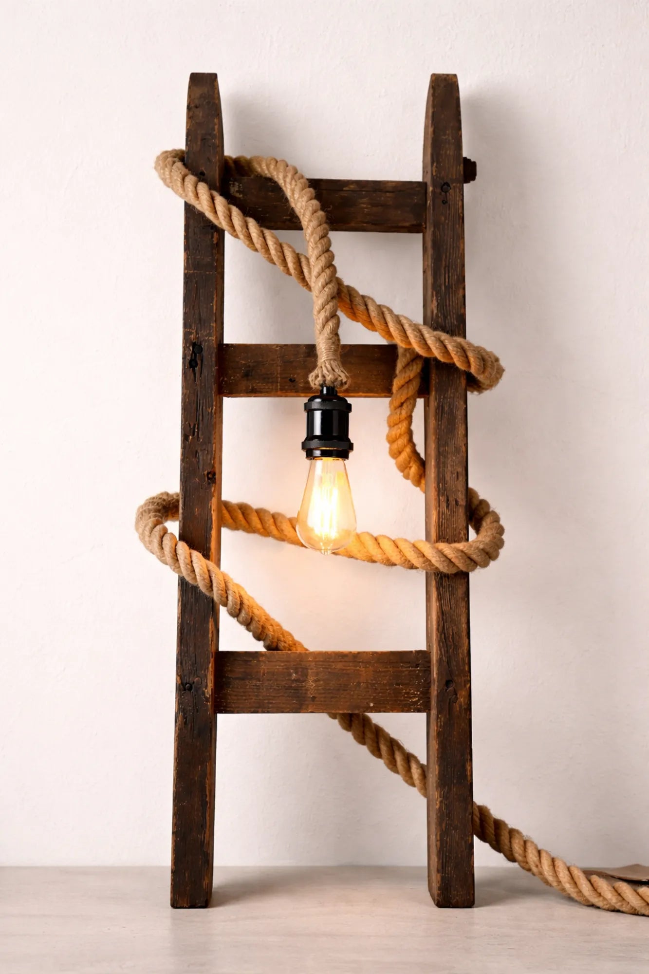 Industriële touwlamp vloerlamp met enkele fitting, keramische binnenfitting en zwarte Pearl Black buitenfitting, handgemaakt van jute touw